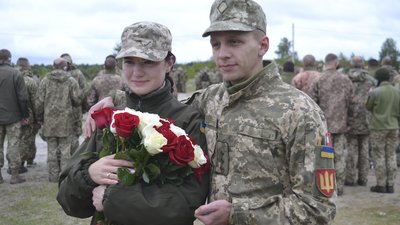 На Рівненщині офіцер перед відбуттям у зону ООС освідчився в коханні нареченій На Рівненщині офіцер перед відбуттям у зону ООС освідчився в коханні нареченій