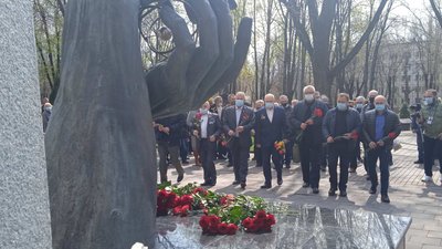 У Кривому Розі, на Алеї героїв, вшанували пам’ять учасників ліквідації аварії на ЧАЕС У Кривому Розі, на Алеї героїв, вшанували пам’ять учасників ліквідації аварії на ЧАЕС