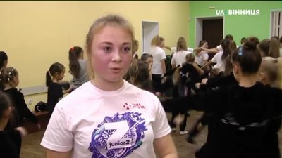 Команда вінницьких черлідерок «Респект» готуються до змагань Команда вінницьких черлідерок «Респект» готуються до змагань