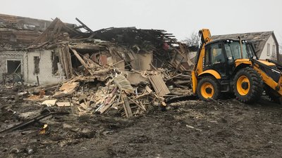Зранку 1 січня на місці влучання ракети у Запоріжжі комунальники лагодять пошкоджені будинки