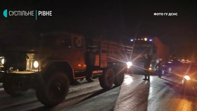 Ожеледиця на Рівненщині: 12 вантажівок застрягли на дорозі