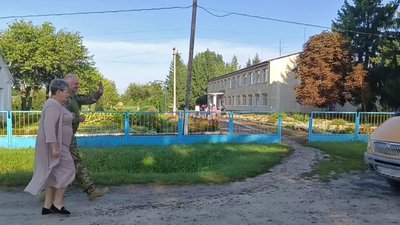 Шкільний вчитель з Волині, який служить у ЗСУ, приїхав 1 вересня до колишніх учнів Шкільний вчитель з Волині, який служить у ЗСУ, приїхав 1 вересня до колишніх учнів
