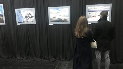 Айсберги, сніжні гори та тваринний світ: в Одесі відкрили виставку присвячену Антарктиді Айсберги, сніжні гори та тваринний світ: в Одесі відкрили виставку присвячену Антарктиді