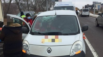 Неподалік Львова металевий елемент з вантажівки травмував пасажирку авто