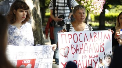 "Мінкульт, привіт". В Одесі влаштували протест під будівлею мерії через знесення друкарні Фесенка "Мінкульт, привіт". В Одесі влаштували протест під будівлею мерії через знесення друкарні Фесенка
