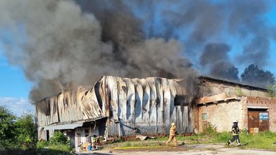 У Коломиї на Івано-Франківщині горіла СТО. Вогонь знищив 300 м² будівлі