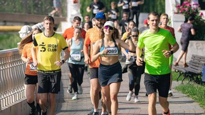 У Хмельницькому відбувся благодійний забіг на підтримку ЗСУ з фарбами холі У Хмельницькому відбувся благодійний забіг на підтримку ЗСУ з фарбами холі