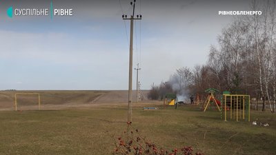 На Рівненщині дитмайданчик поставили майже під лініями електропередач На Рівненщині дитмайданчик поставили майже під лініями електропередач
