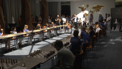 У Львові на благодійному турнірі з сеансу одночасної гри в шахи збирали гроші для ЗСУ У Львові на благодійному турнірі з сеансу одночасної гри в шахи збирали гроші для ЗСУ