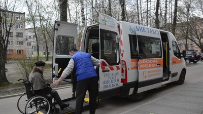 За три роки діяльності соціальне таксі у Тернополі здійснило 6 800 виїздів