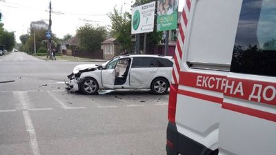 У Черкасах авто викинуло на тротуар. Серед травмованих — однорічна дитина У Черкасах авто викинуло на тротуар. Серед травмованих — однорічна дитина