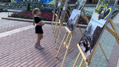 У Кропивницькому влаштували інсталяцію, фотовиставку та плетіння сіток у центрі до Дня пам'яті захисників України У Кропивницькому влаштували інсталяцію, фотовиставку та плетіння сіток у центрі до Дня пам'яті захисників України