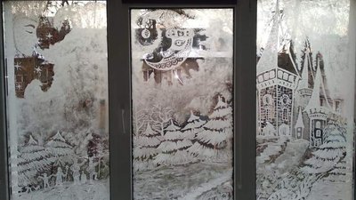 Зубною пастою на вікнах. Франківець Анатолій Євстигнєєв створює новорічні картини Зубною пастою на вікнах. Франківець Анатолій Євстигнєєв створює новорічні картини
