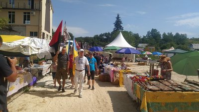 На "Крутому Замісі" на Черкащині шукали Сонцезавра та робили хату-мазанку На "Крутому Замісі" на Черкащині шукали Сонцезавра та робили хату-мазанку