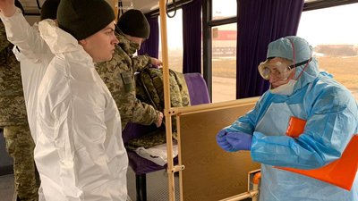 Українців та іноземців вивозять з аеропорта Харкова Українців та іноземців вивозять з аеропорта Харкова