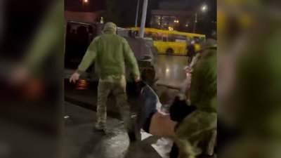 Затримання чоловіка ТЦК та СП у центрі Луцька