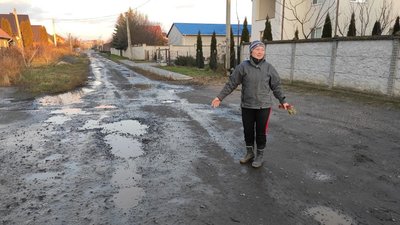 У селі під Луцьком скаржаться на проблемну дорогу на одній з вулиць. Чому не завершили ремонт У селі під Луцьком скаржаться на проблемну дорогу на одній з вулиць. Чому не завершили ремонт