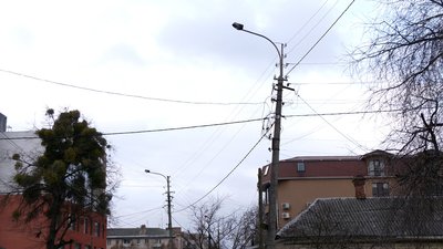 Через багнюку або поміж машинами. Рівняни обурені, що на їхній вулиці розібрали тротуар Через багнюку або поміж машинами. Рівняни обурені, що на їхній вулиці розібрали тротуар