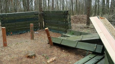 Бліндажі, розтяжки, нерозірвані снаряди: як росіяни окопалися біля Чернігова. Репортаж Бліндажі, розтяжки, нерозірвані снаряди: як росіяни окопалися біля Чернігова. Репортаж