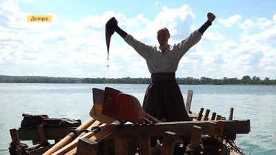 У Дніпрі козаки Старосамарської сотні власноруч створили аутентичний козацький струг У Дніпрі козаки Старосамарської сотні власноруч створили аутентичний козацький струг