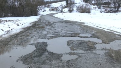 Як живе село на Франківщині з дорогою, яку ремонтували ще у 90-х, і коли її полагодять Як живе село на Франківщині з дорогою, яку ремонтували ще у 90-х, і коли її полагодять