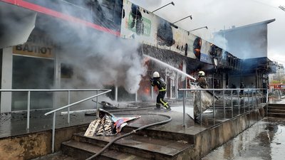 У Харкові внаслідок обстрілів сталася пожежа у магазині: вогонь гасили понад чотири години У Харкові внаслідок обстрілів сталася пожежа у магазині: вогонь гасили понад чотири години