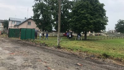Ворота стадіону в Копичинцях і місце, де зруйнували муровану огорожу Ворота стадіону в Копичинцях і місце, де зруйнували муровану огорожу