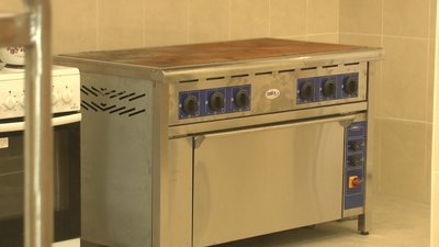 Через відсутність дозволу на експлуатацію шкільного трансформатора не можуть підключити плиту та інші електроприлади в шкільній їдальні. Через відсутність дозволу на експлуатацію шкільного трансформатора не можуть підключити плиту та інші електроприлади в шкільній їдальні.
