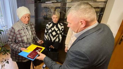 У Кременчуці на Полтавщині передали нагороди рідним полеглих бійців У Кременчуці на Полтавщині передали нагороди рідним полеглих бійців