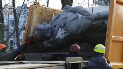 У Києві демонтували пам'ятник Ватутіну