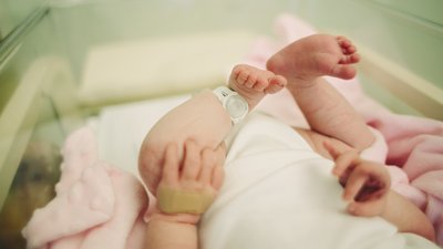 Новонароджена дитина в пологовому будинку