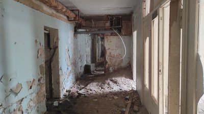 Тріщини, сморід і пацюки: у Дніпрі мешканці будинку потерпають через аварійний стан підвалу