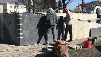 Музичний фонтан у центрі Луцька укладають мармуром