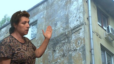 Через неякісний ремонт даху у квартирі жительки запорізької багатоповерхівки постійні підтоплення