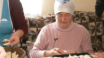Як волонтери з прикарпатського села Радча готували чергову партію вареників на передову Як волонтери з прикарпатського села Радча готували чергову партію вареників на передову