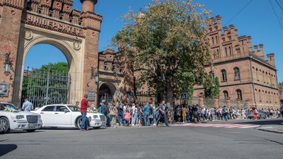 Без дистанції: в Чернівцях понад сто людей стоїть у черзі, щоб подати документи до університету