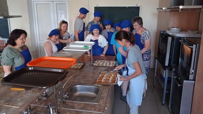 «Я прикрашав їх своїми руками»: у Полтаві людей з інвалідністю вчили випікати пряники