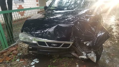 "В'їхав в електроопору та покинув авто". У Сумах на водія склали чотири адмінпротоколи
