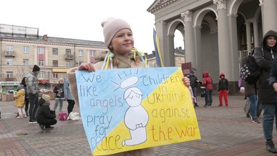 “Хочу слухати казки, а не сирени!”: як у Рівному мами з дітьми акцію влаштували