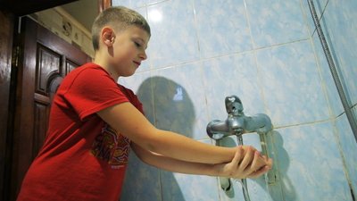 Громада на Вінниччині допомогла провести воду в будинок дітей-переселенців