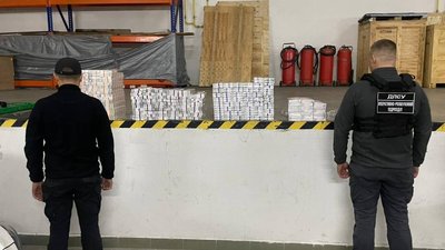 Чотири ящики безакцизних сигарет вилучили у жінки на Закарпатті