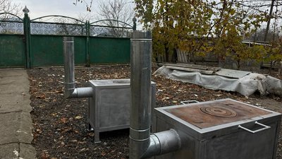 "Зробили з того, що знайшли вдома". Майстри з Буковини на подвір'ї роблять пічки для військових "Зробили з того, що знайшли вдома". Майстри з Буковини на подвір'ї роблять пічки для військових