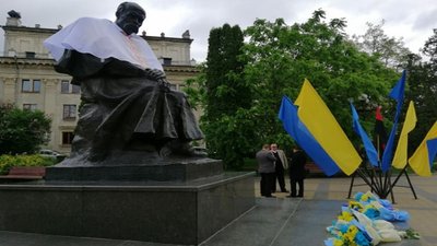 До Дня Героїв тернополяни поклали квіти до стели "Загинули за волю України" До Дня Героїв тернополяни поклали квіти до стели "Загинули за волю України"