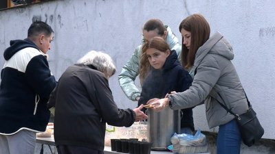 Годують щонеділі: як у Рівному волонтери підтримують бездомних та пенсіонерів Годують щонеділі: як у Рівному волонтери підтримують бездомних та пенсіонерів