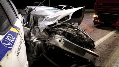 На Рівненщині легковик врізався у вантажівку та патрульну машину. Є травмовані На Рівненщині легковик врізався у вантажівку та патрульну машину. Є травмовані