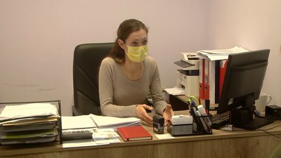 Мешканці багатоквартирного будинку у Запоріжжі скаржаться на сміттєзвалище під їхніми вікнами