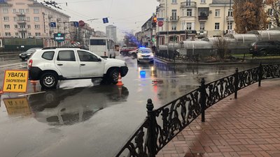 Уникав зіткнення: у центрі Чернігова: Opel «вилетів» на газон Уникав зіткнення: у центрі Чернігова: Opel «вилетів» на газон