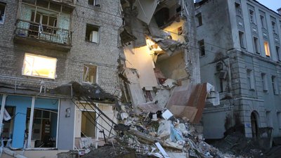 Російська ракета вранці 11 липня частково зруйнувала шестиповерхівку у Харкові Російська ракета вранці 11 липня частково зруйнувала шестиповерхівку у Харкові