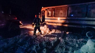 На Черкащині автобус з людьми застряг у сніговому заметі
