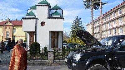 Надвірнянські медики купили бійцям "Правого сектору" позашляховик Надвірнянські медики купили бійцям "Правого сектору" позашляховик